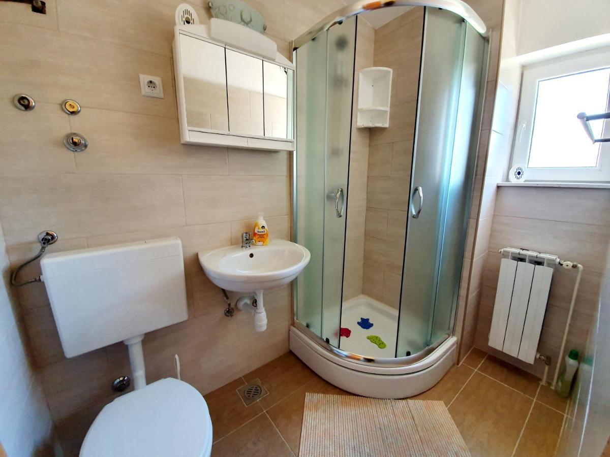 Apartamani Katarina Vl.Ilija Jusup Apartamento Starigrad Paklenica Exterior foto