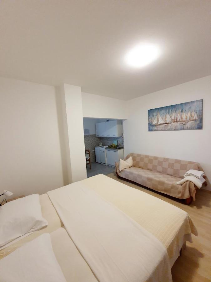 Apartamani Katarina Vl.Ilija Jusup Apartamento Starigrad Paklenica Exterior foto