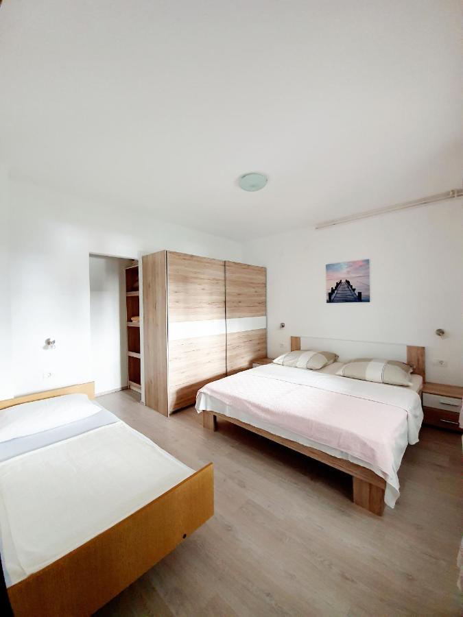 Apartamani Katarina Vl.Ilija Jusup Apartamento Starigrad Paklenica Exterior foto