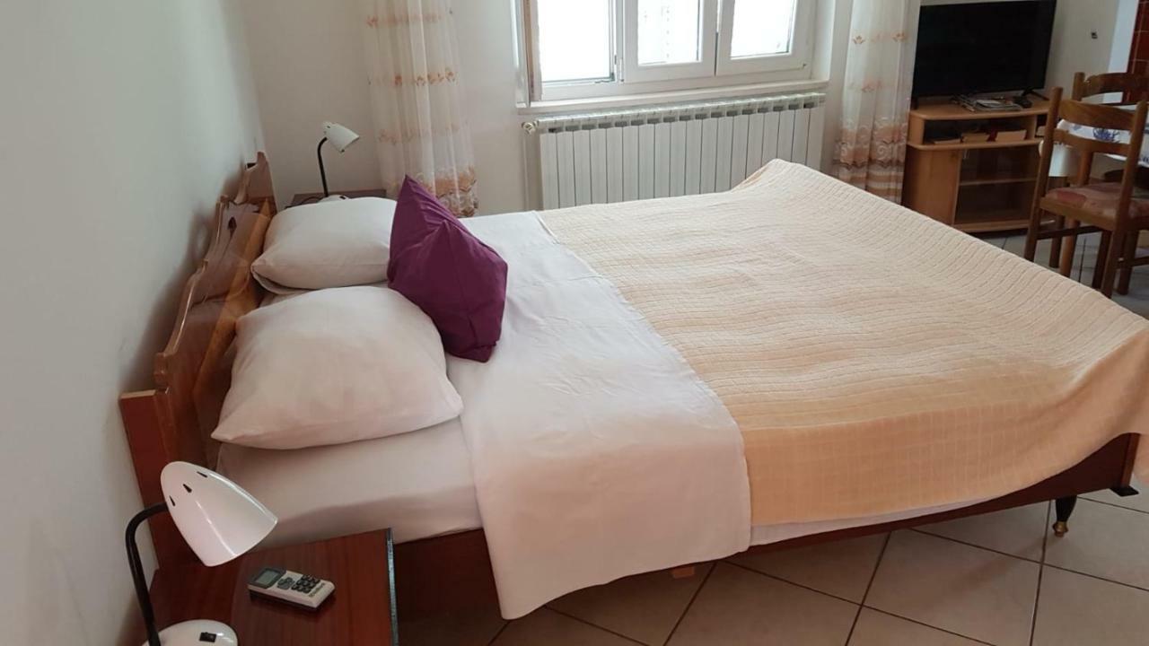 Apartamani Katarina Vl.Ilija Jusup Apartamento Starigrad Paklenica Exterior foto